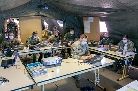 Reunión de coordinación en el puesto de mando