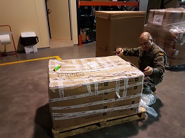 Tomando medidas de los embalajes para su envío