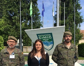 Momento de la clase del oficial instructor del BCIMIC