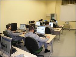 Alumnos en aula de simulación