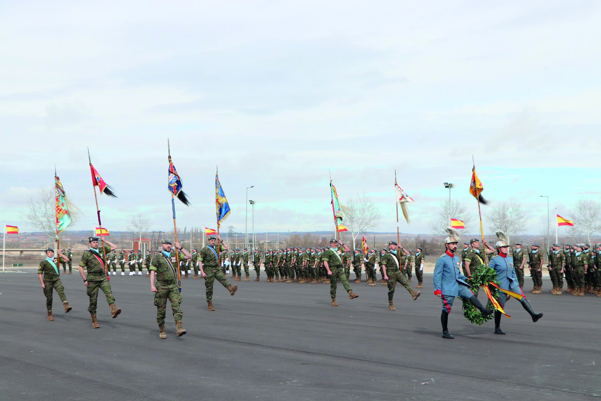 Guiones durante el acto de homenaje a los caídos