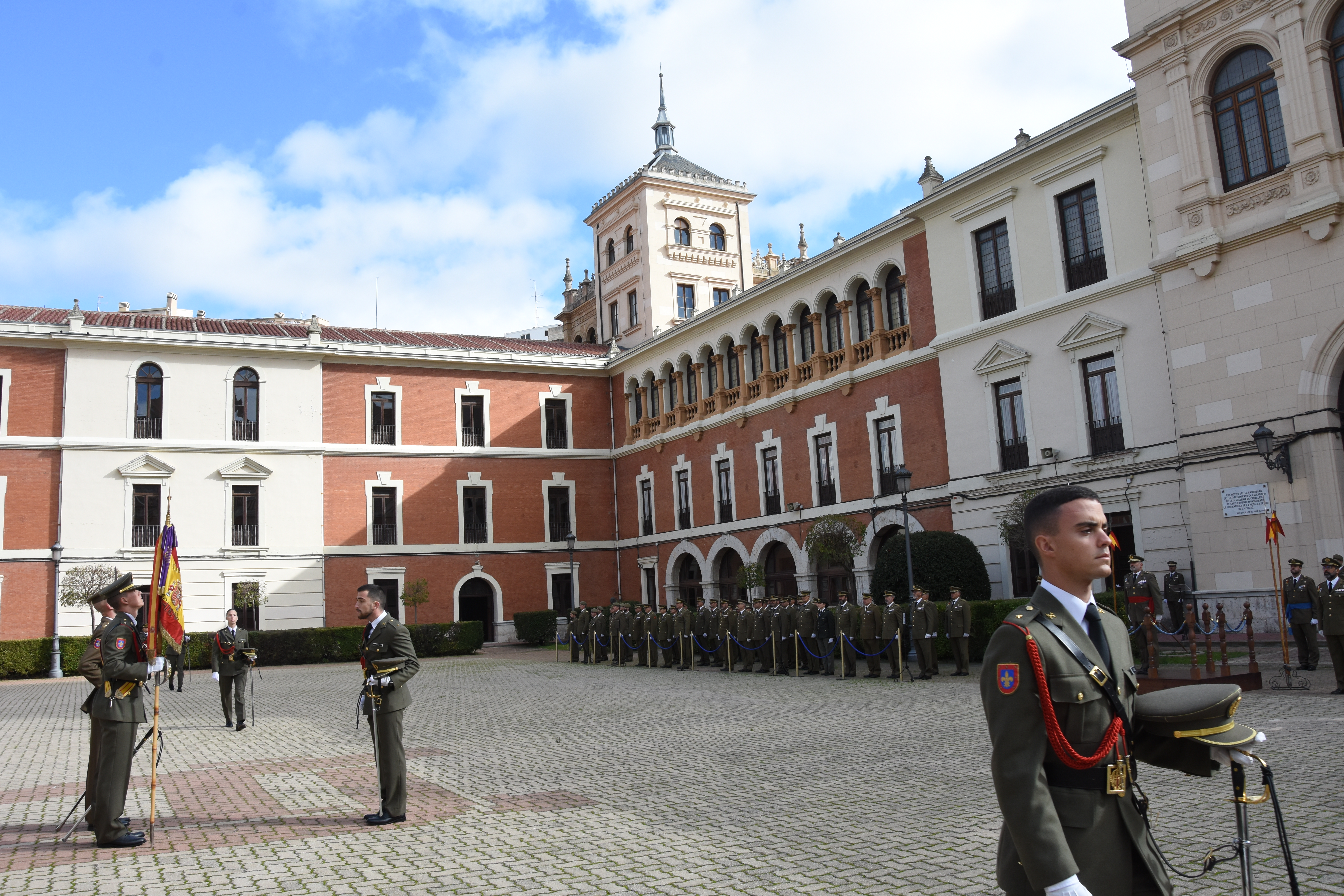 Los caballeros y damas alféreces cadetes recién incorporados saludan al Estandarte de la ACAB