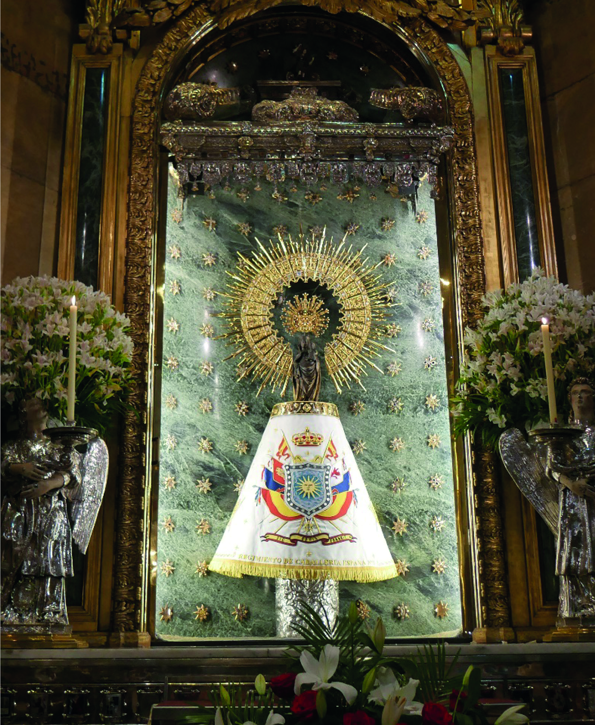 Nuestra Señora del Pilar con el manto donado por los lanceros del España