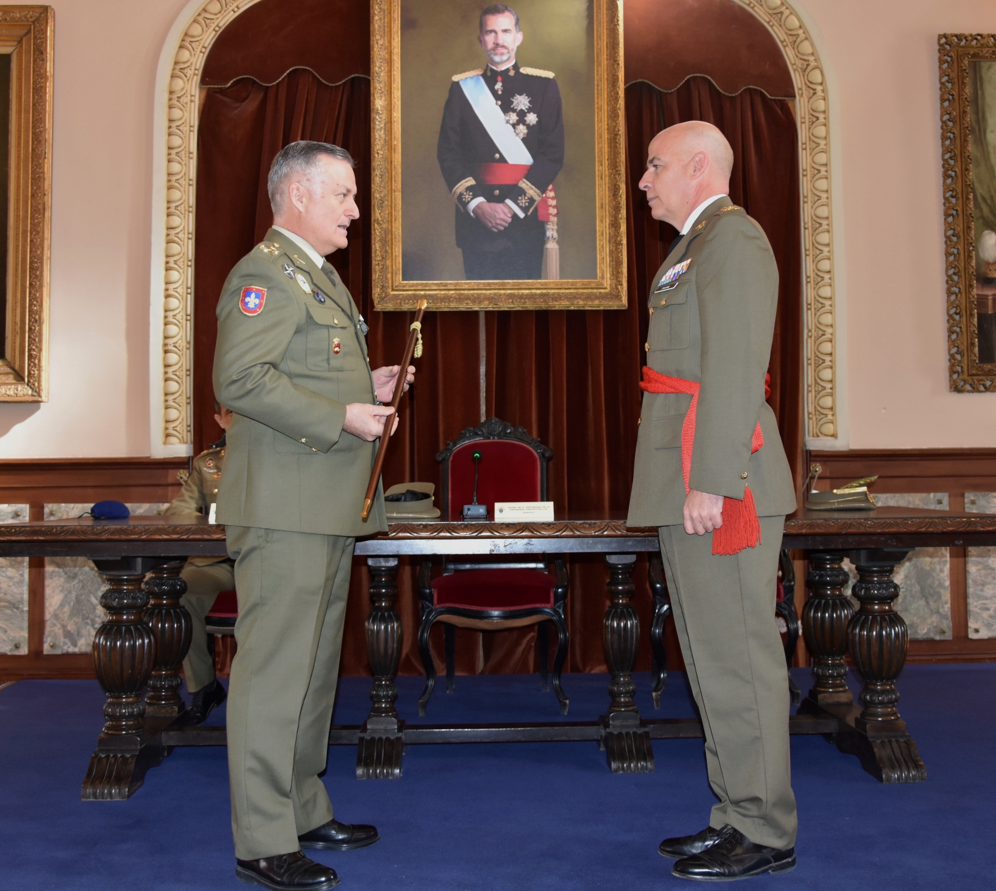 El teniente general De la Esperanza entrega el bastón de mando