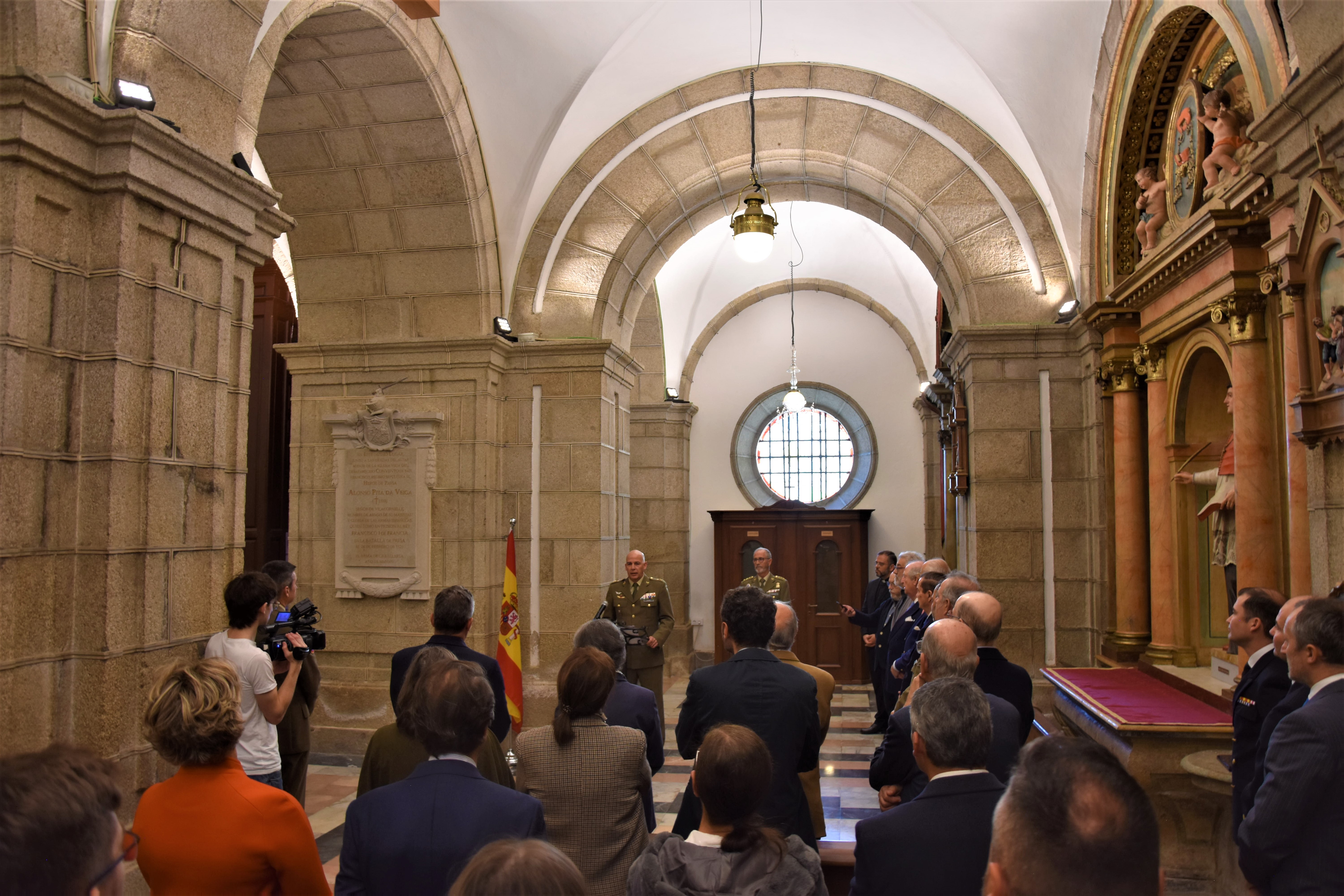 El general Zalvide, se dirige a los presentes