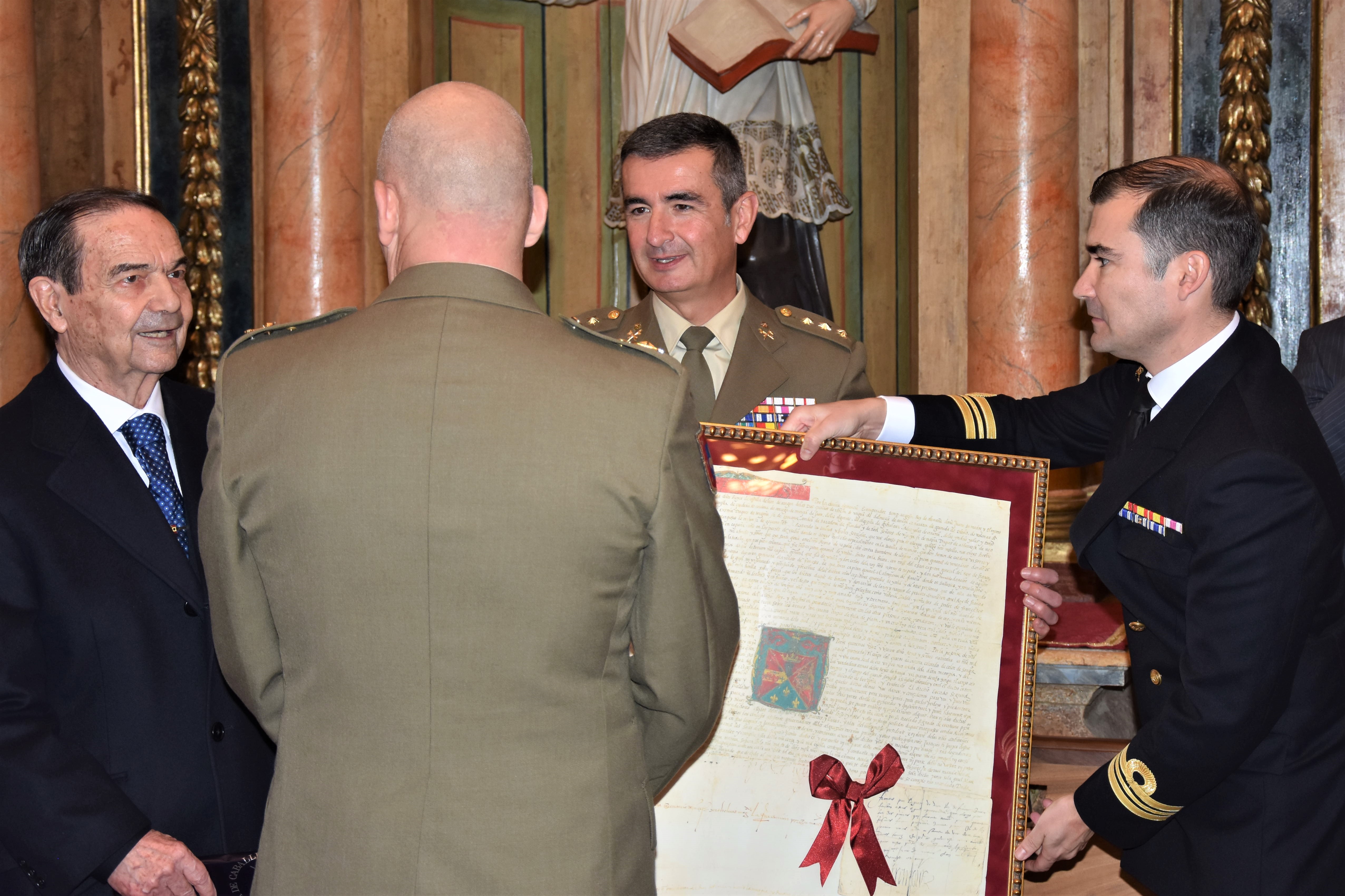 Descendientes de Alonso Pita da Veiga entregan una copia de su privilegio de armas