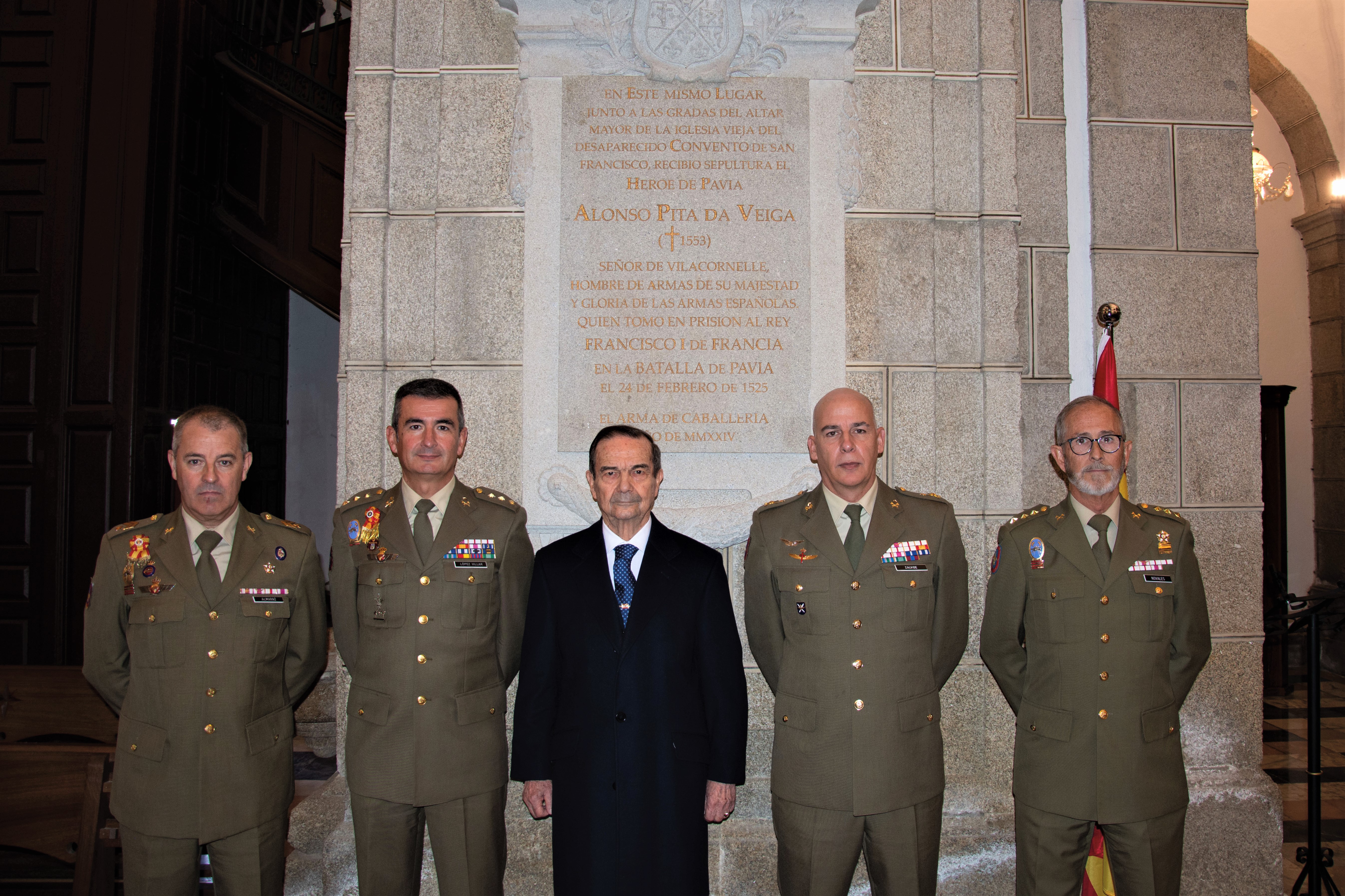 Componentes del Arma de Caballería con el descendiente más veterano de Alonso Pita da Veiga