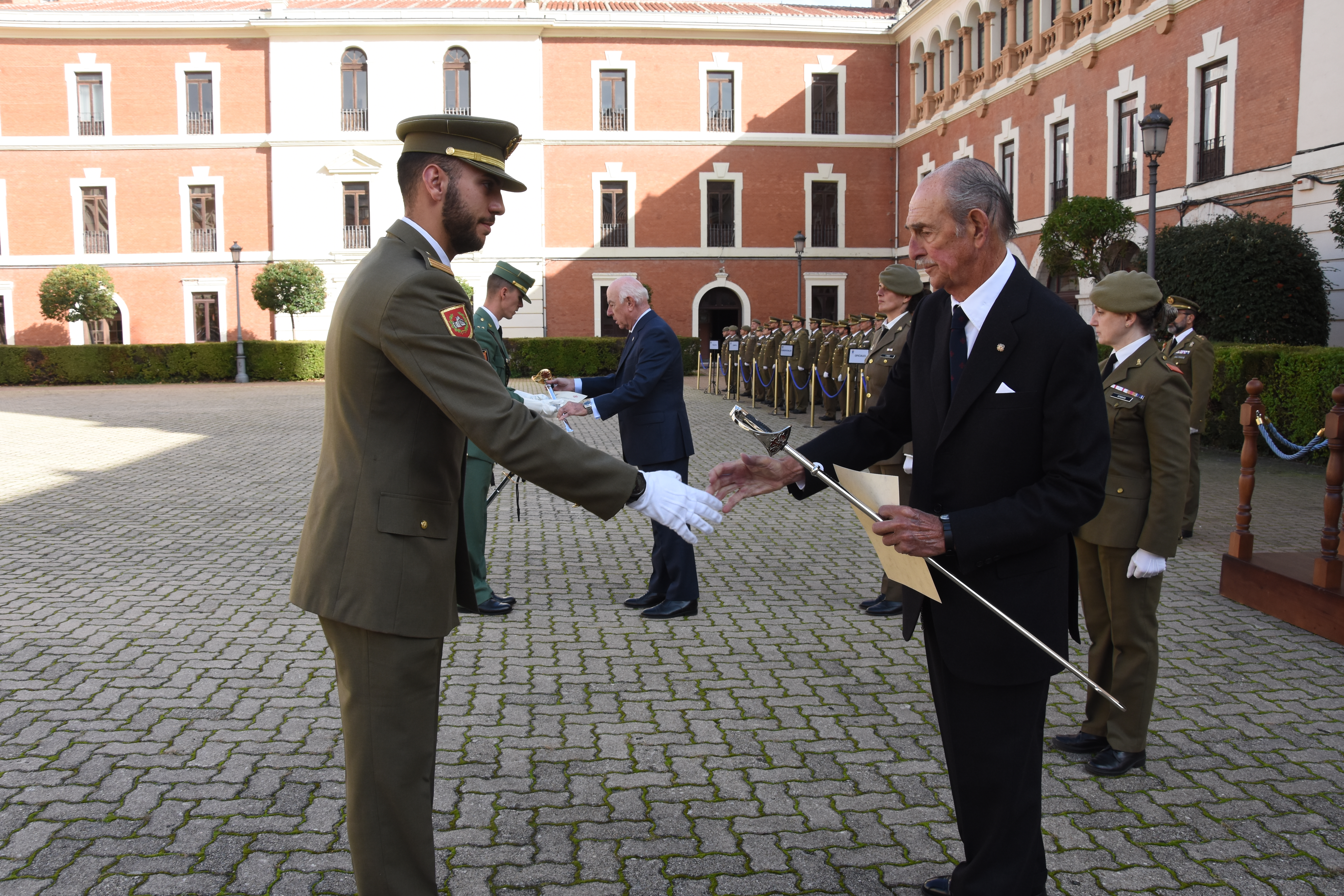 Gustavo Domínguez Manso, número uno de la XLIX promociónrecibe el sable de manos de Felipe Morenés y de Giles, caballero de la Orden de Calatrava