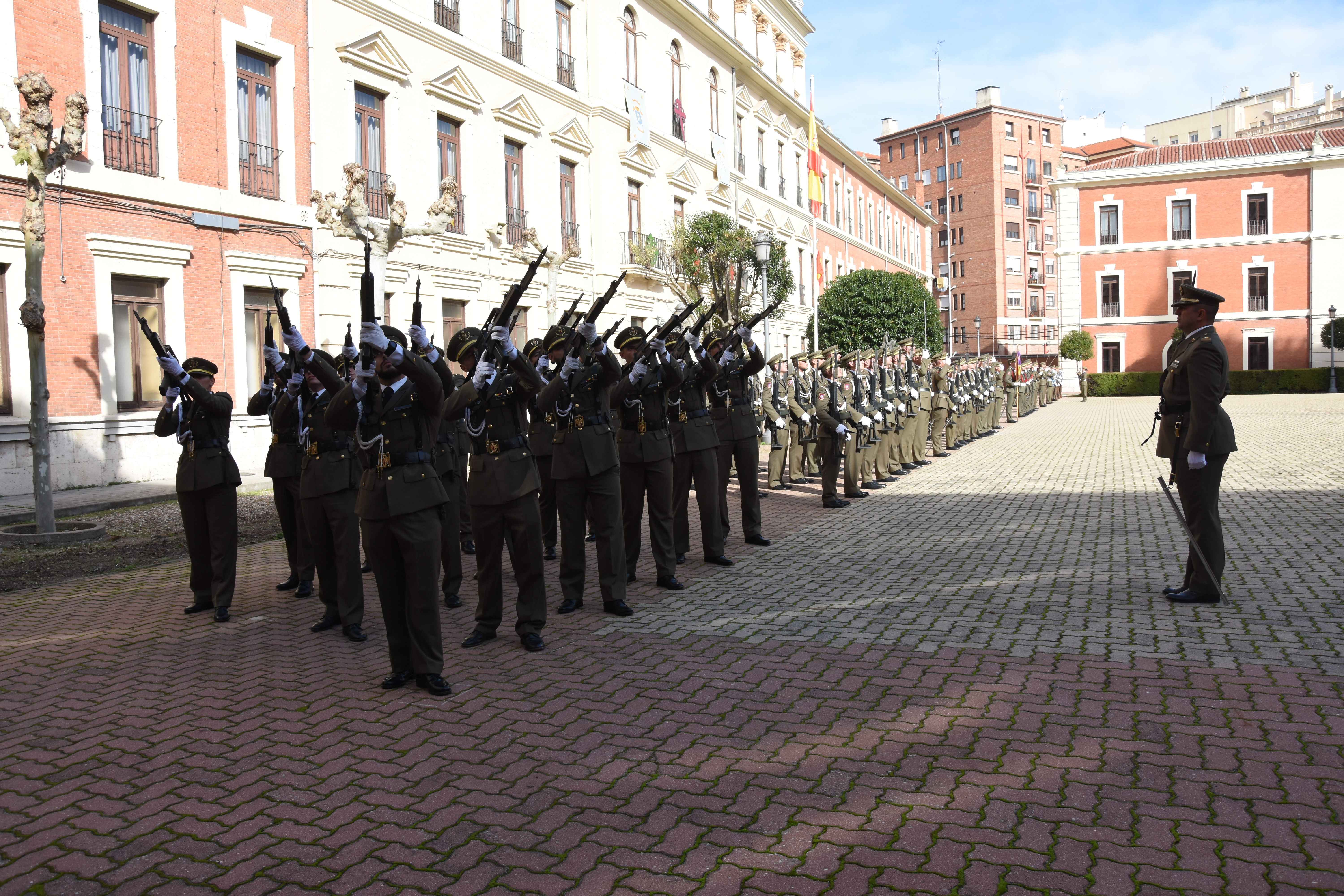 Salva de fusilería al finalizar el toque de oración