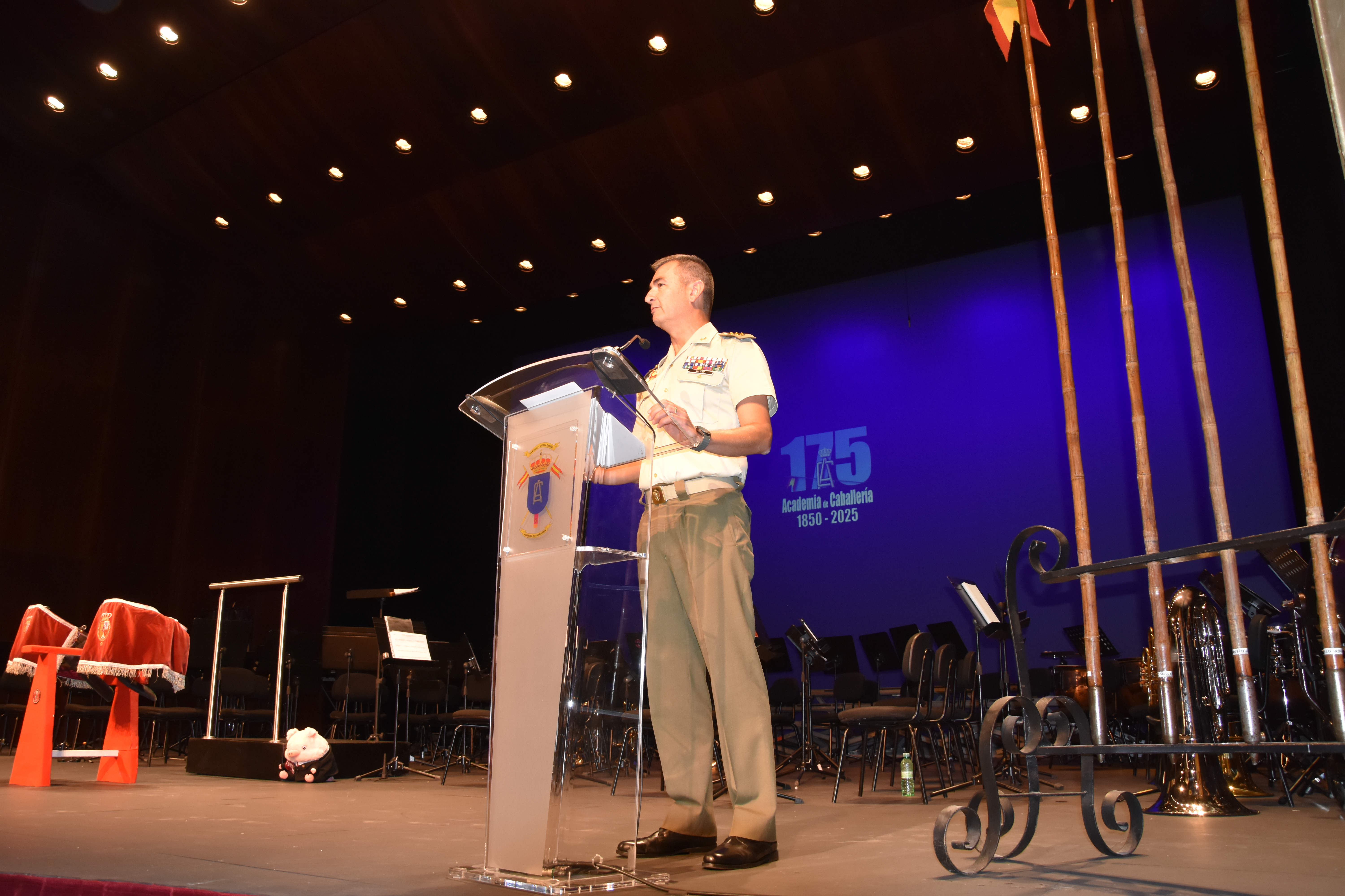 El coronel director de la Academia de Caballería saluda a los asistentes