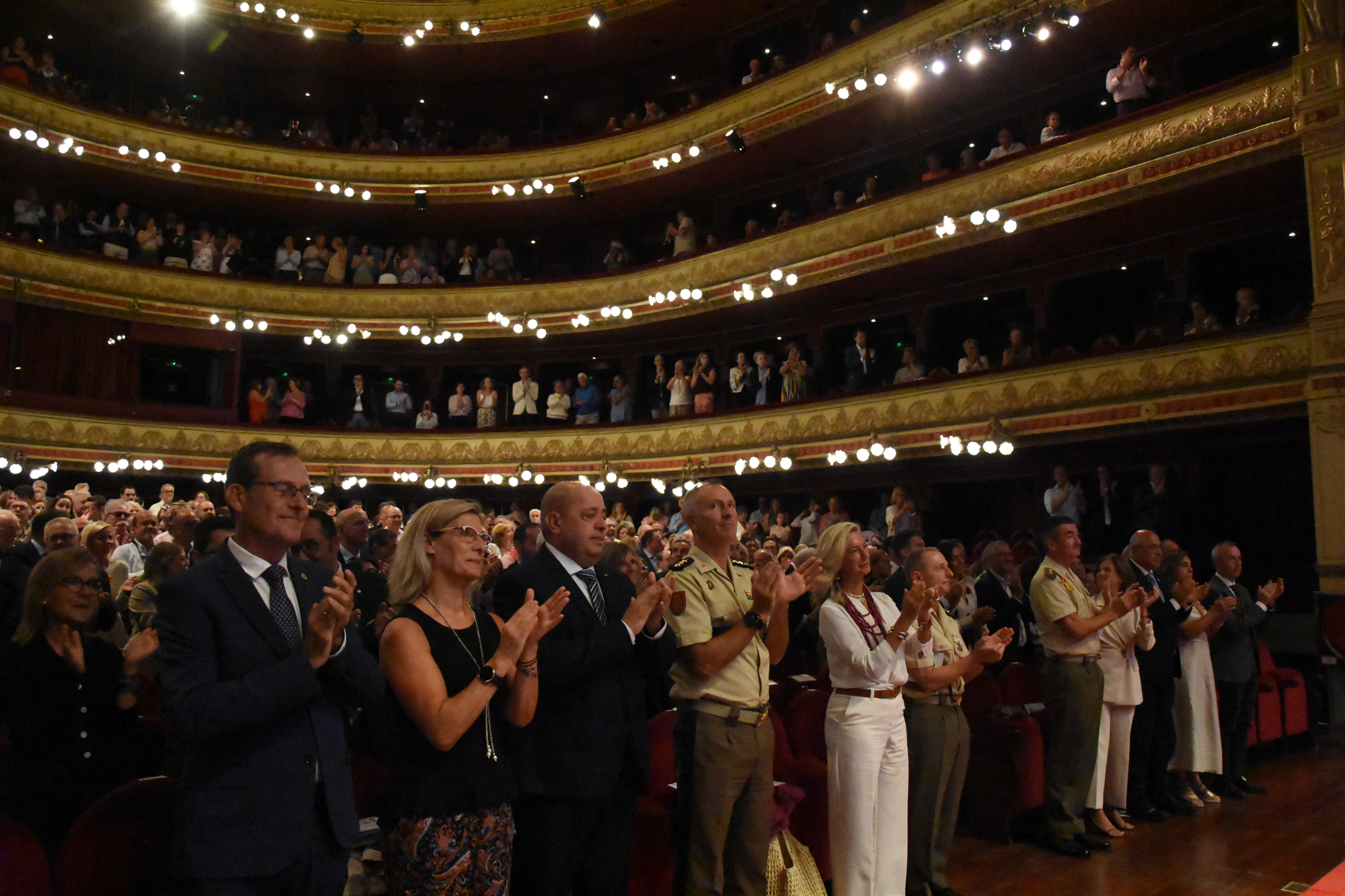 El público, puesto en pie, aplaude la actuación