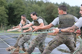 Equipo mixto realizando circuito de fuerza.