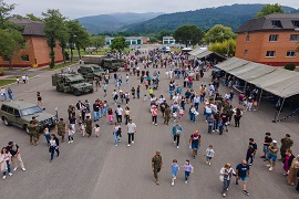 Numeroso público asistiendo a la exposición estática