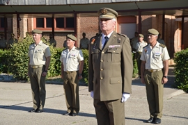 El suboficial mayor en el acto de despedida de la Bandera