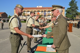 Entrega nombramiento Sargentos Alumnos a los componentes XLIX promoción