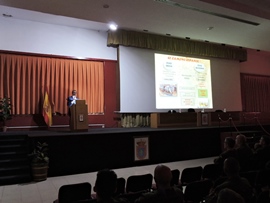 El teniente general retirado Muro impartiendo la conferencia