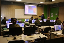 Profesor del MTT impartiendo el curso LOGFAS