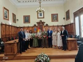 El general con la corporación municipal