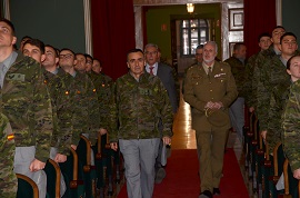 Entrada del ponente en el salón de actos