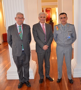 Ponente con directores de la Academia General Militar y Centro Universitario de la Defensa
