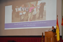 El presidente de la Asociación de Periodistas de Defensa durante su ponencia