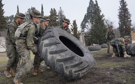 Clases de Instrucción Físico Militar en la Academia