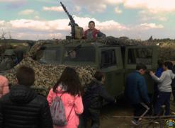 Escolares disfrutando en los vehiculos militares 