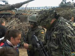 Gran interés en los soldados y el material