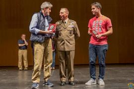 Tcol Calero Perea entrega premio