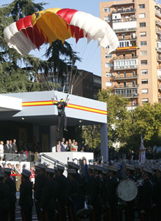 Lanzamiento de paracaidista sobre el Paseo de la Castellana