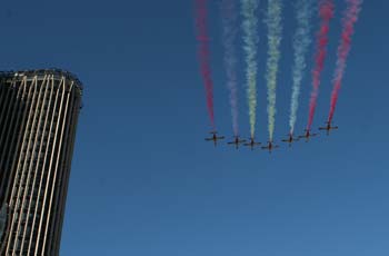 Paseo de la patrulla Aguila dibujando la bandera nacional