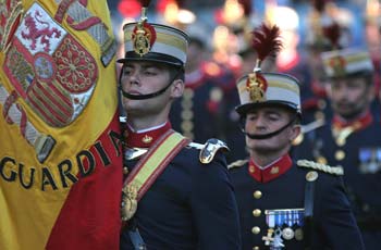 Abanderado y escolta.