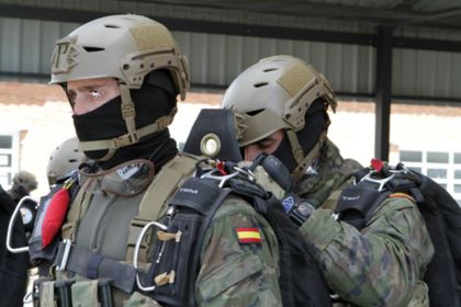 Salto en APM de preparación para el curso HALO/HAHO, de equipos del Mando de Poeraciones Especiales #MOE
