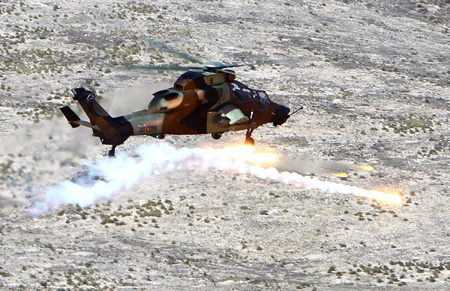 Ejercicio de tiro de bengalas y chaff antimisiles del helicóptero de combate Tigre