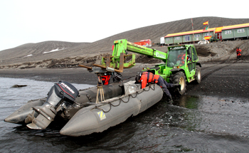 Traslado de una embarcación a tierra