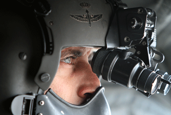 Tirador del Chinook con gafas de visión nocturna