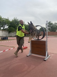 El Cabo 1º Rodriguez Arleo junto a su perra Telma