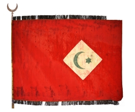 Bandera de la República del Rif, tomada en Alt-Yusef (28 de mayo de 1926).- Años antes, el 28 de septiembre de 1921, el cabecilla rebelde Abd el-Krim declaró la independencia con relación a Marruecos de la autoproclamada República del Rif, que no tuvo reconocimiento internacional.