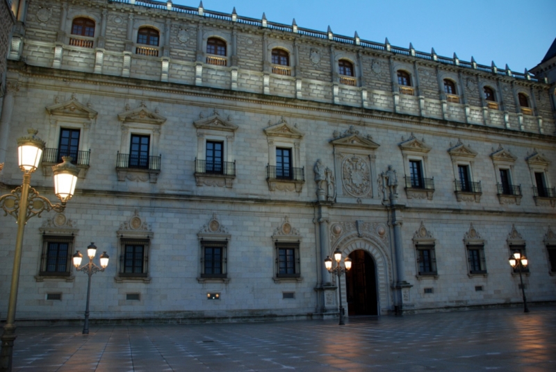 FOTOGRAFÍA AMPLIABLE.- Fachada de Covarrubias, en la explanada Norte del Edificio Alcázar, al anochecer. Foto: MUSEO DEL EJÉRCITO (Mamen)