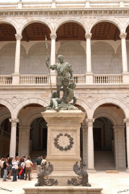 Escultura del emperador Carlos V, del grupo LEONI. Se encuentra en el Patio del edificio Alcázar, sede del Museo del Ejército.