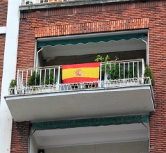 banderas en los balcones