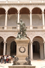 Escultura de Carlos V en el Patio del Alcázar de Toledo, sede del Museo del Ejército. Es del artista milanés Leo Leoni, año de 1549.