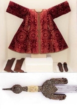 Marlota, zapatos y espada de Boabdil. Museo del Ejército.
