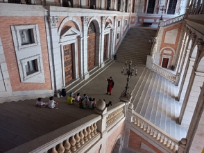 Representación teatral, en traje de época, en la gran Escalera Imperial del Edificio Alcázar, sede del Museo del Ejército.