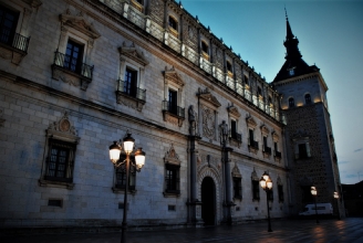Explanada norte del edificio Alcázar, de noche.