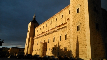 Fachada Este del Alcázar, sede del Museo del Ejército, con el arranque y los torreones de la época de Alfonso X el Sabio.