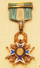 Encomienda de la Real y Distinguida Orden de Carlos III _una de las distinciones más prestigiosas e históricas de España_. Oro, esmalte y seda. Museo del Ejército.