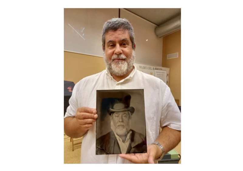 Aistente al curso posa con su imagen en placa de vidrio (vestido de época), obtenida mediante la técnica del colodión húmedo, la misma que utilizaban en el siglo XIX.