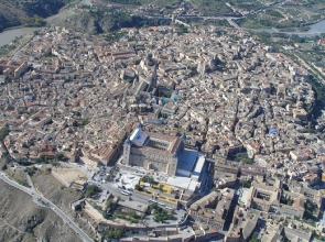 Fotografía aérea de la ciudad histórica de Toledo, cuna de Juana I de Castilla. Museo del Ejército.