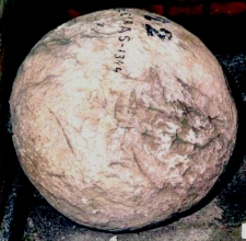 Bolaño procedente de la conquista de Algeciras. Siglo XIV. Piedra labrada. Diámetro: 55 cm. Museo del Ejército.
